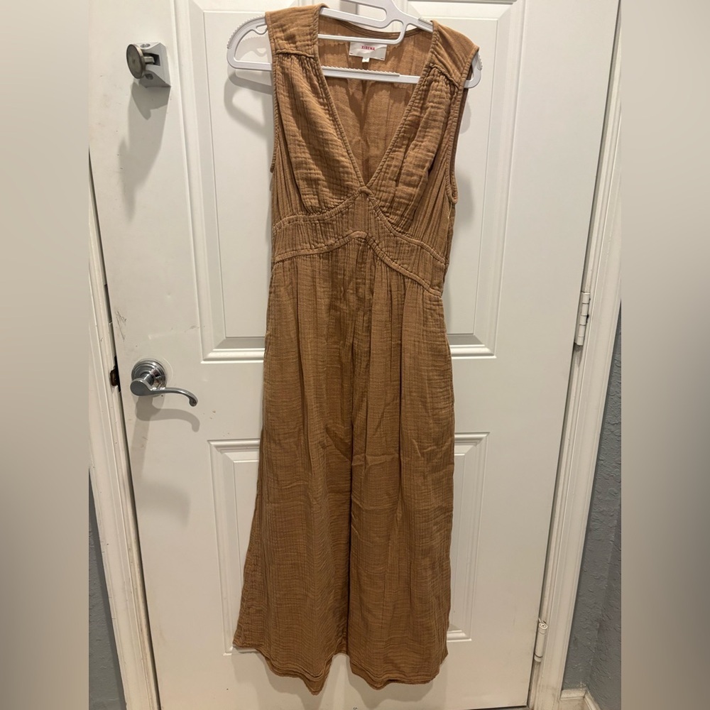 XiRENA Sleeveless V-Neck Maxi Dress in Camel